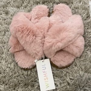 HUDA BEAUTY WISHFUL FUZZY SLIPPERS